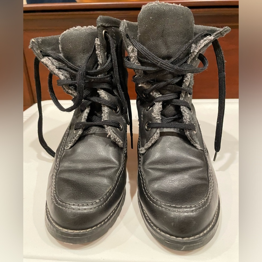 Sporto Black leather furry lined tie up boots size 6.5